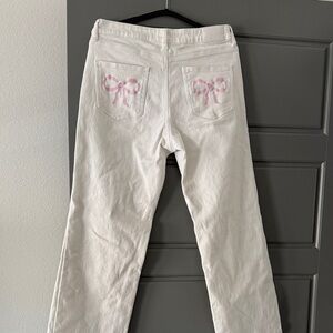 Ashley Mason White Straight-Leg Jeans with Pink Bow Back Pockets